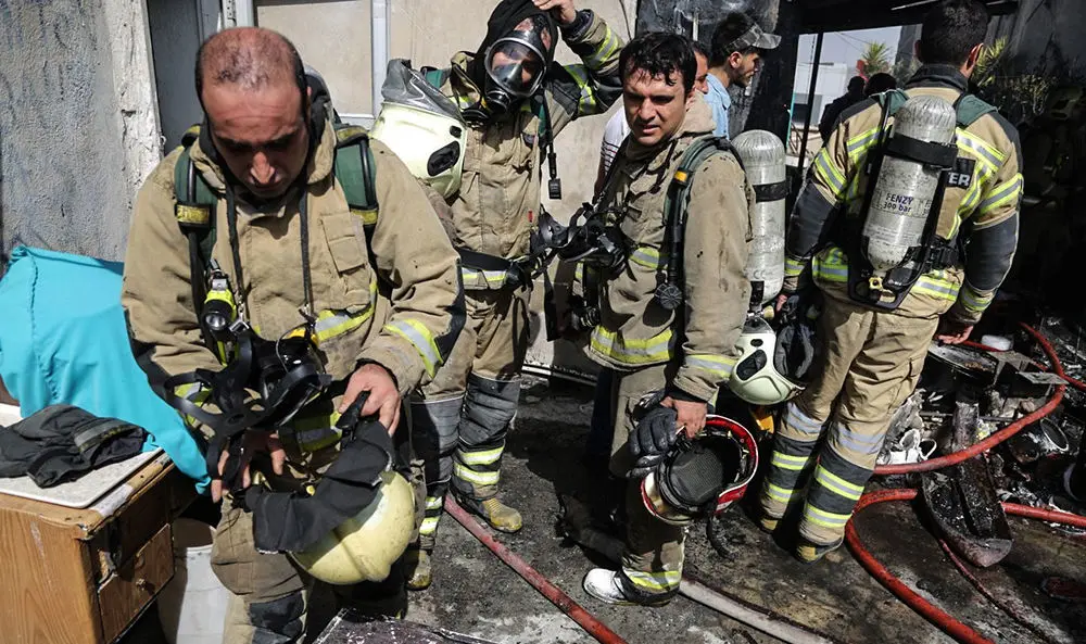 (تصاویر) آتش‌سوزی یک ساختمان در چهارراه ولی‌عصر