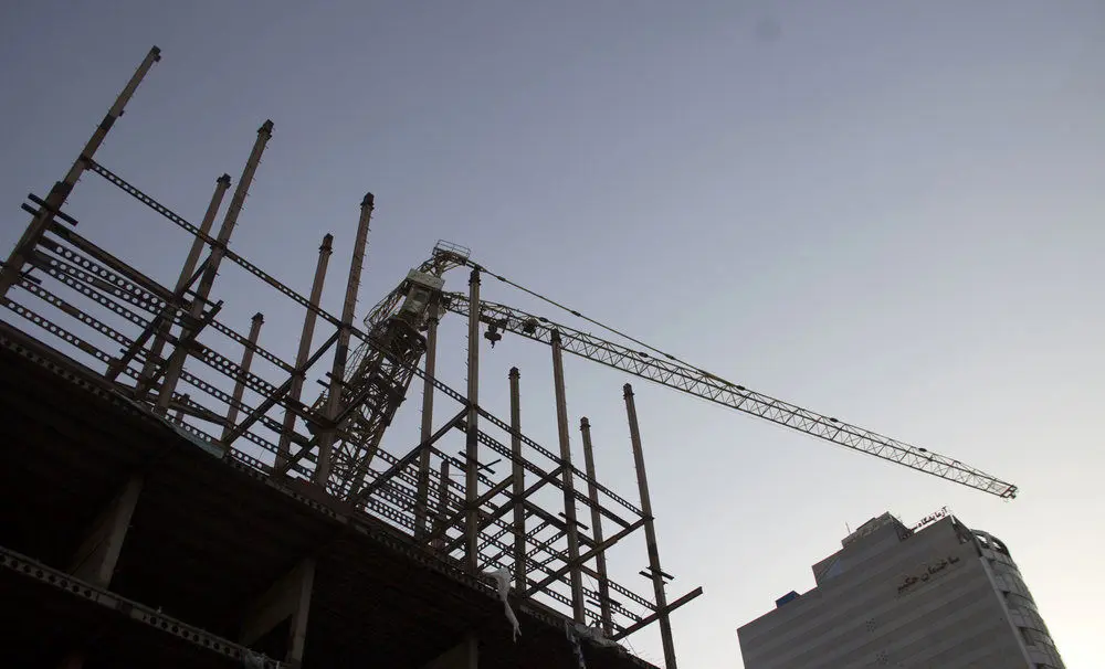 (تصاویر) خطر سقوط جرثقیل در چهارراه طالقانی کرج