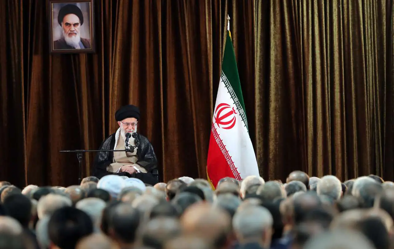 (تصاویر) دیدار ظریف و مسئولان وزارت‌خارجه با رهبر انقلاب