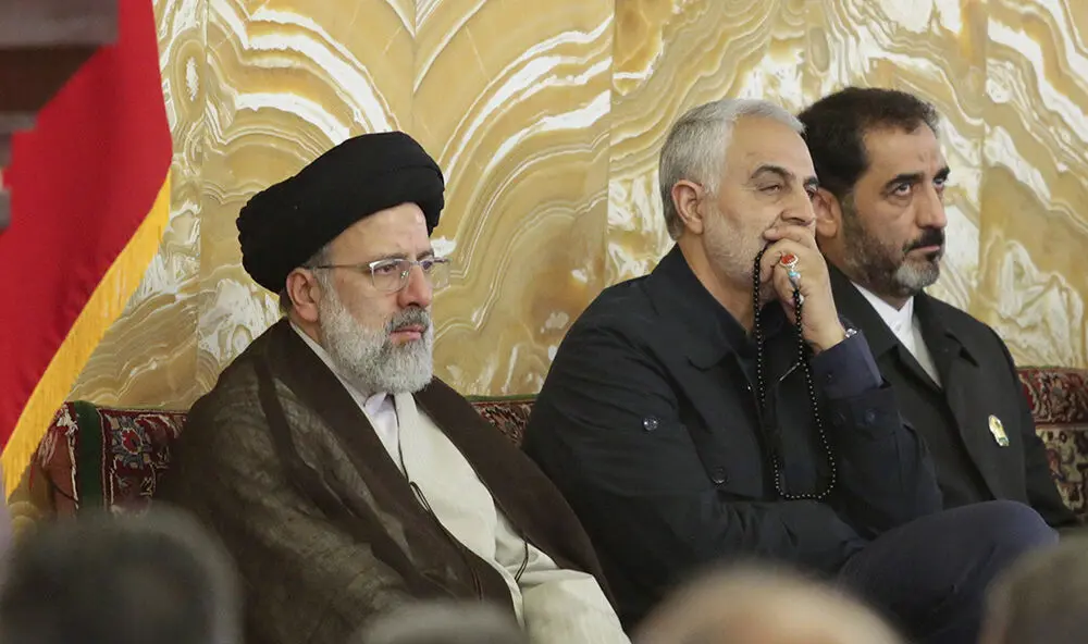 (تصاویر) سردار سلیمانی خادم حرم امام رضا(ع) شد