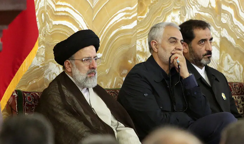 (تصاویر) سردار سلیمانی خادم حرم امام رضا(ع) شد
