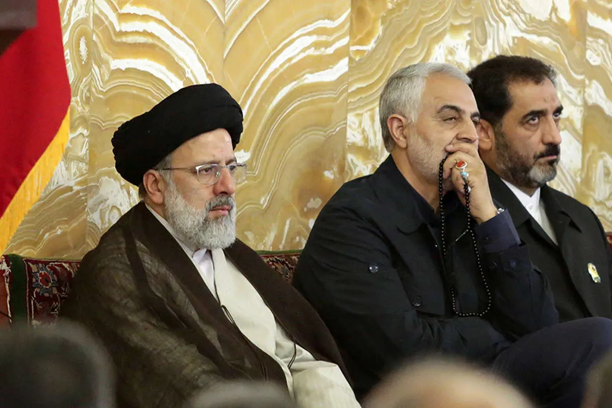 (تصاویر) سردار سلیمانی خادم حرم امام رضا(ع) شد