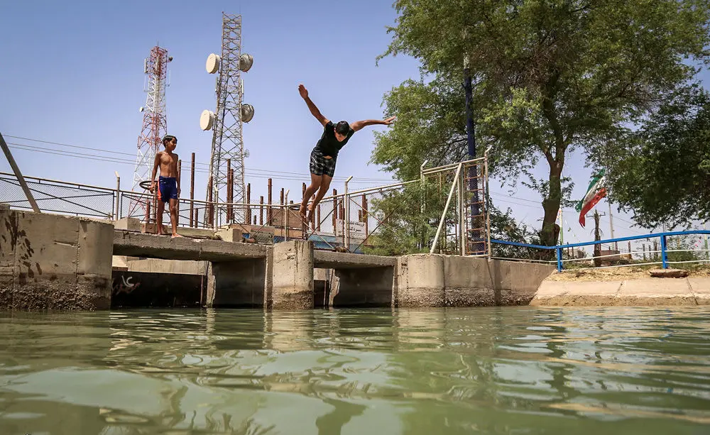 (تصاویر) تفریح مرگبار جوانان در کانال‌های خوزستان