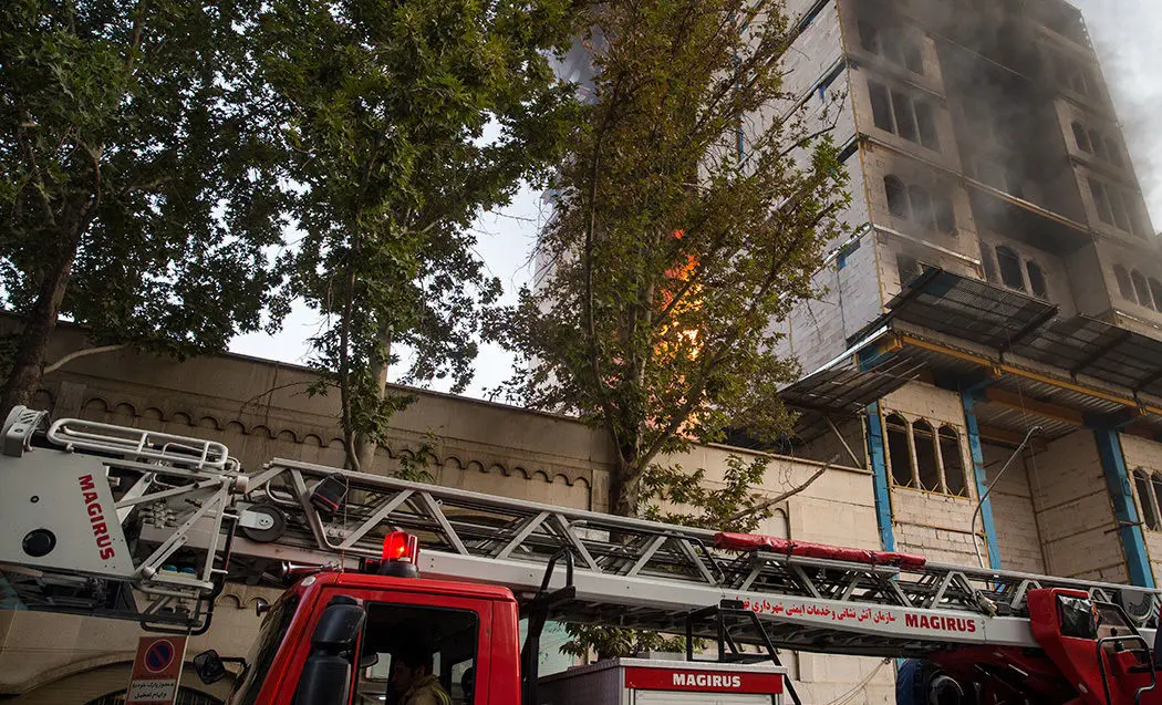 (تصاویر) آتش‌سوزی در مرکز شهر تهران