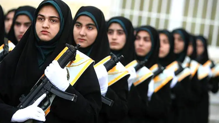 زنی که طرح سربازی دختران را کلید زد