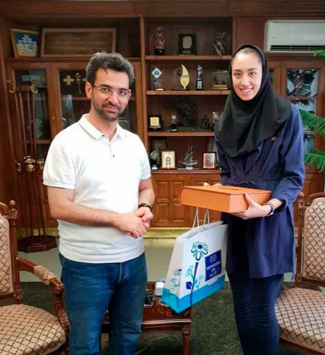 ماجرای عکس متفاوت وزیر جوان و هشتگ‌های توییتری