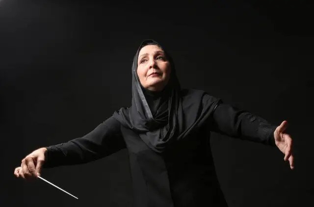 گفتگو با تنها زن ساکن ایران که چوب رهبری ارکستر به دست دارد