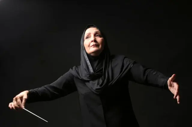 گفتگو با تنها زن ساکن ایران که چوب رهبری ارکستر به دست دارد