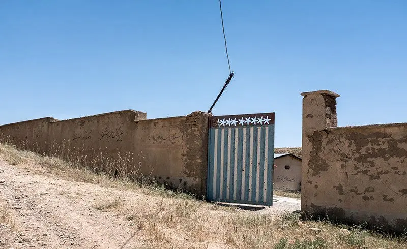 (تصاویر) مدارس مخروبه شمال در میان ویلاهای مجلل