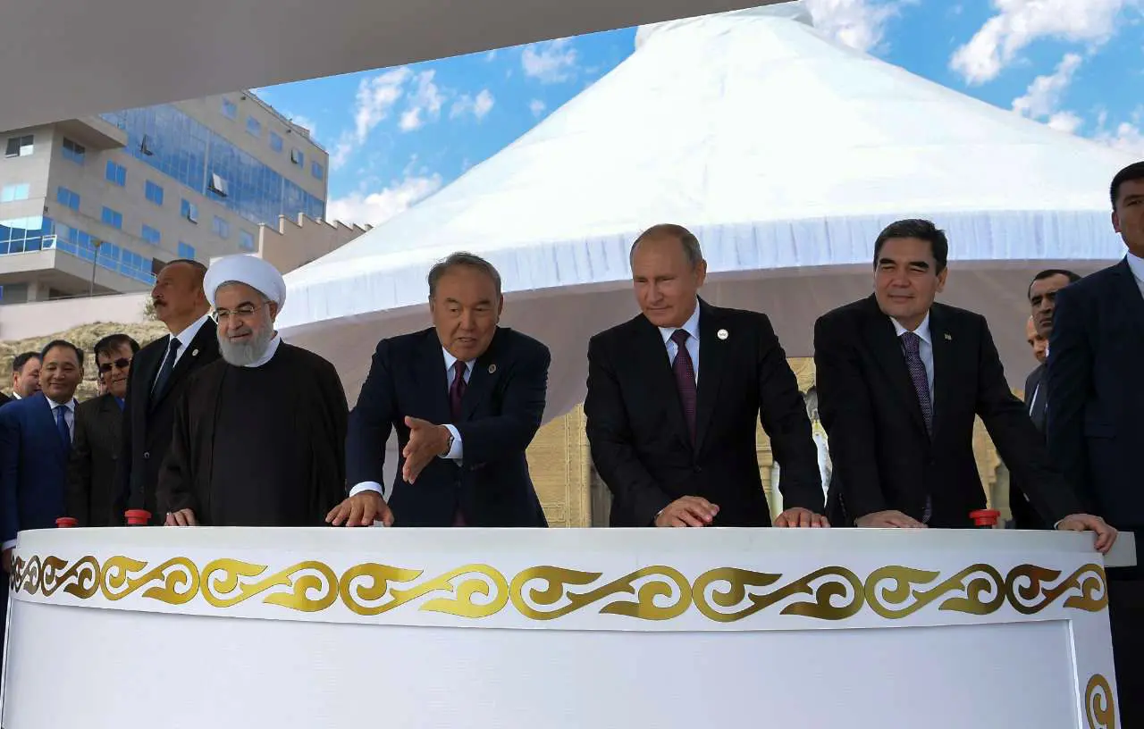 (تصاویر) روحانی و پوتین هنگام رهاسازی بچه ماهی در خزر