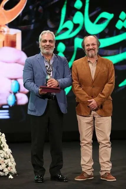 شوخی مهران مدیری هنگام گرفتن جایزه