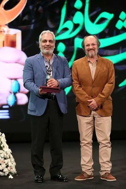 شوخی مهران مدیری هنگام گرفتن جایزه