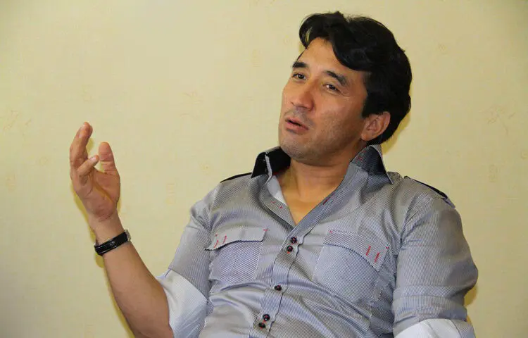 خداداد عزیزی: جواب کسی که زیر ابرو برمی‌دارد را نمی‌دهم!