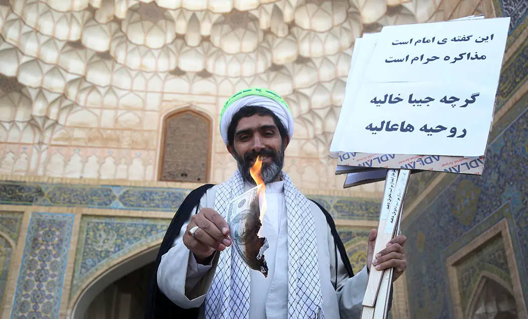 (تصاویر) آتش زدن نمادین دلار در تجمع بزرگ طلاب در مدرسه فیضیه