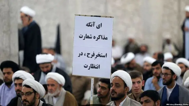 واکنش بروجردی به تصویر جنجالی تجمع طلاب