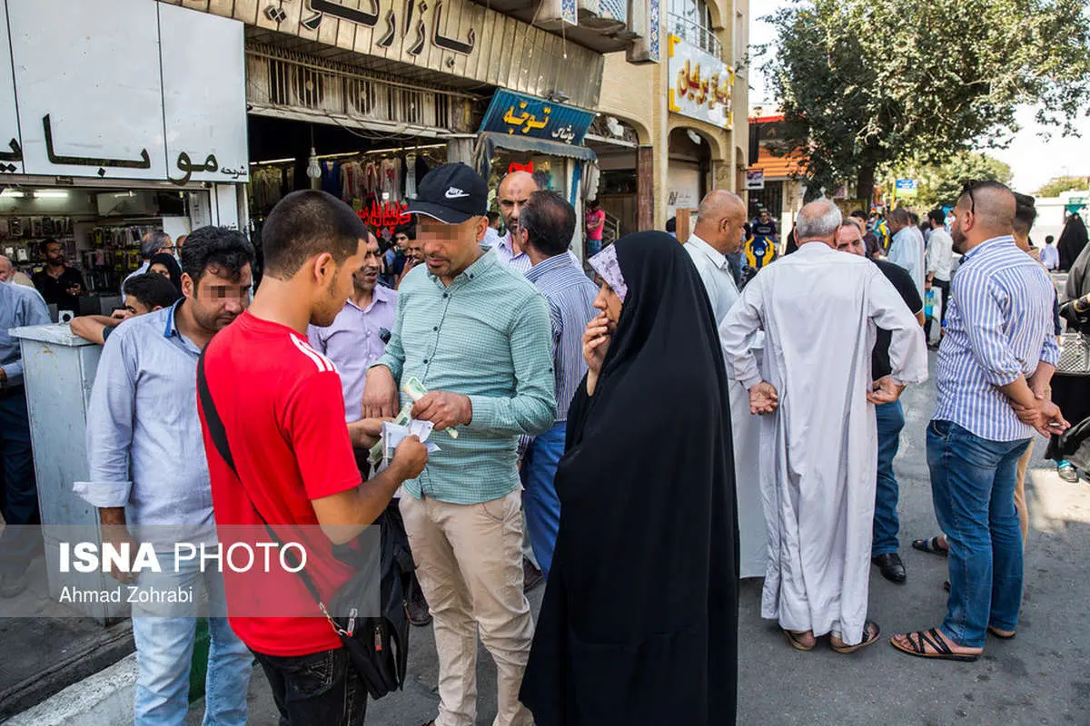 (تصاویر) فروش ارز توسط اعراب کشورهای همسایه در قم