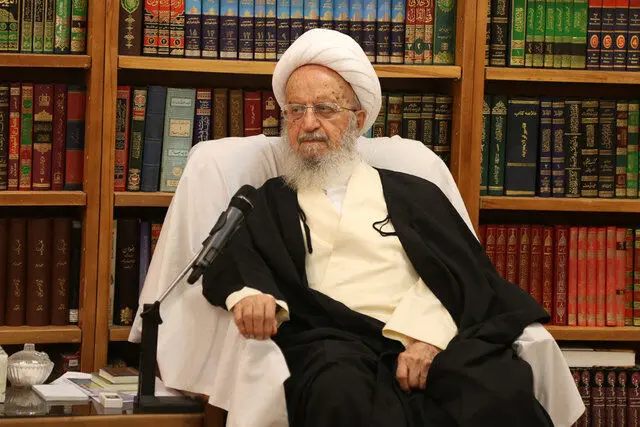 نظر آیت‌الله مکارم درباره حضور بانوان در ورزشگاه‌ها