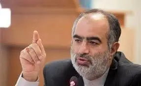 پاسخ آشنا به طلبه‌ی پلاکارد به دست حاشیه‌ساز