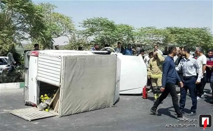 (تصاویر) واژگونی وانت بار حامل گل در جنوب تهران