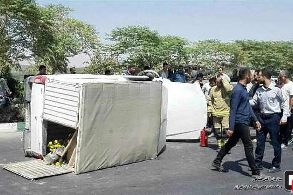 (تصاویر) واژگونی وانت بار حامل گل در جنوب تهران