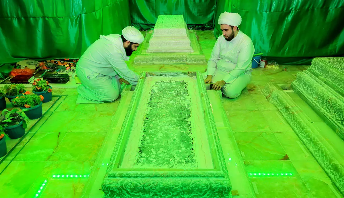 (تصاویر) تصاویری منتشر نشده از تعویض مضجع امام هادی(ع) و امام حسن عسکری(ع)