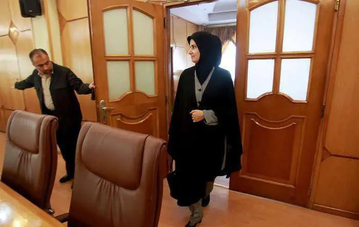 (تصاویر) پوشش جدید "لعیا جنیدی" معاون حقوقی روحانی