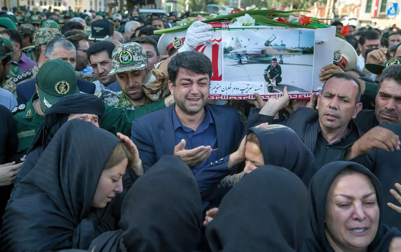 (تصاویر) تشییع پیکر خلبان شهید در کرمانشاه