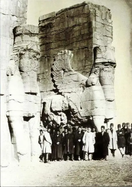 درباریان قاجار در تخت جمشید ۱۲۹۰