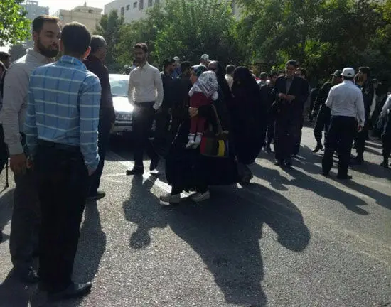 (تصاویر) تجمع احمدی‌نژادی‌ها مقابل دادگاه مشایی