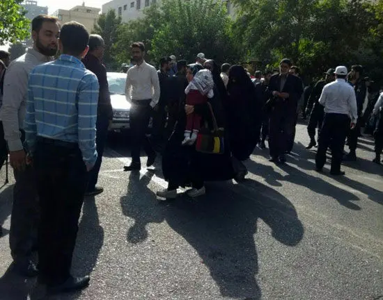 (تصاویر) تجمع احمدی‌نژادی‌ها مقابل دادگاه مشایی