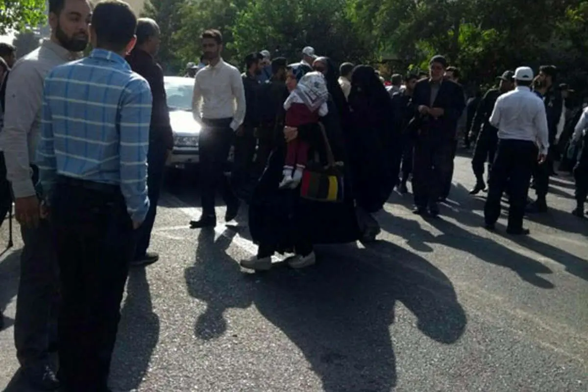 (تصاویر) تجمع احمدینژادیها مقابل دادگاه مشایی