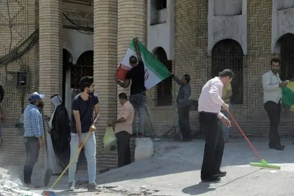 (تصاویر) جوانان بصره کنسولگری ایران را آب و جارو کردند