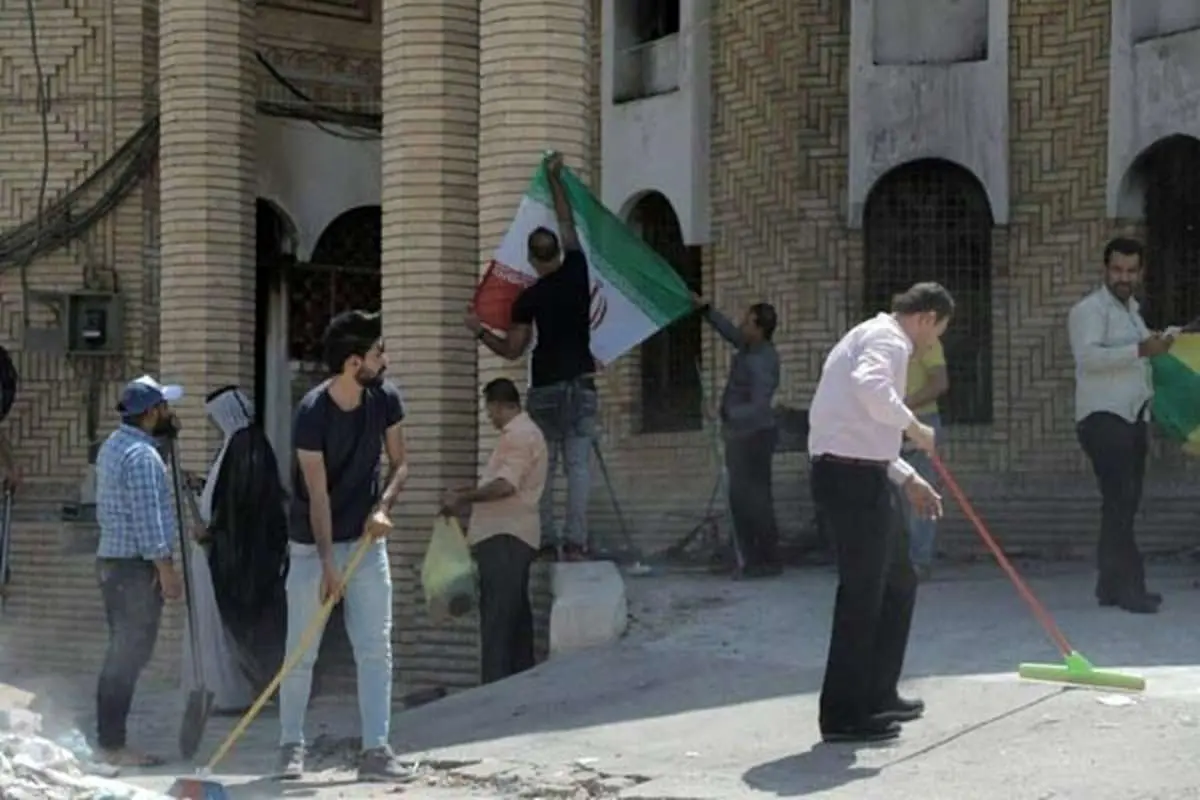 (تصاویر) جوانان بصره کنسولگری ایران را آب و جارو کردند