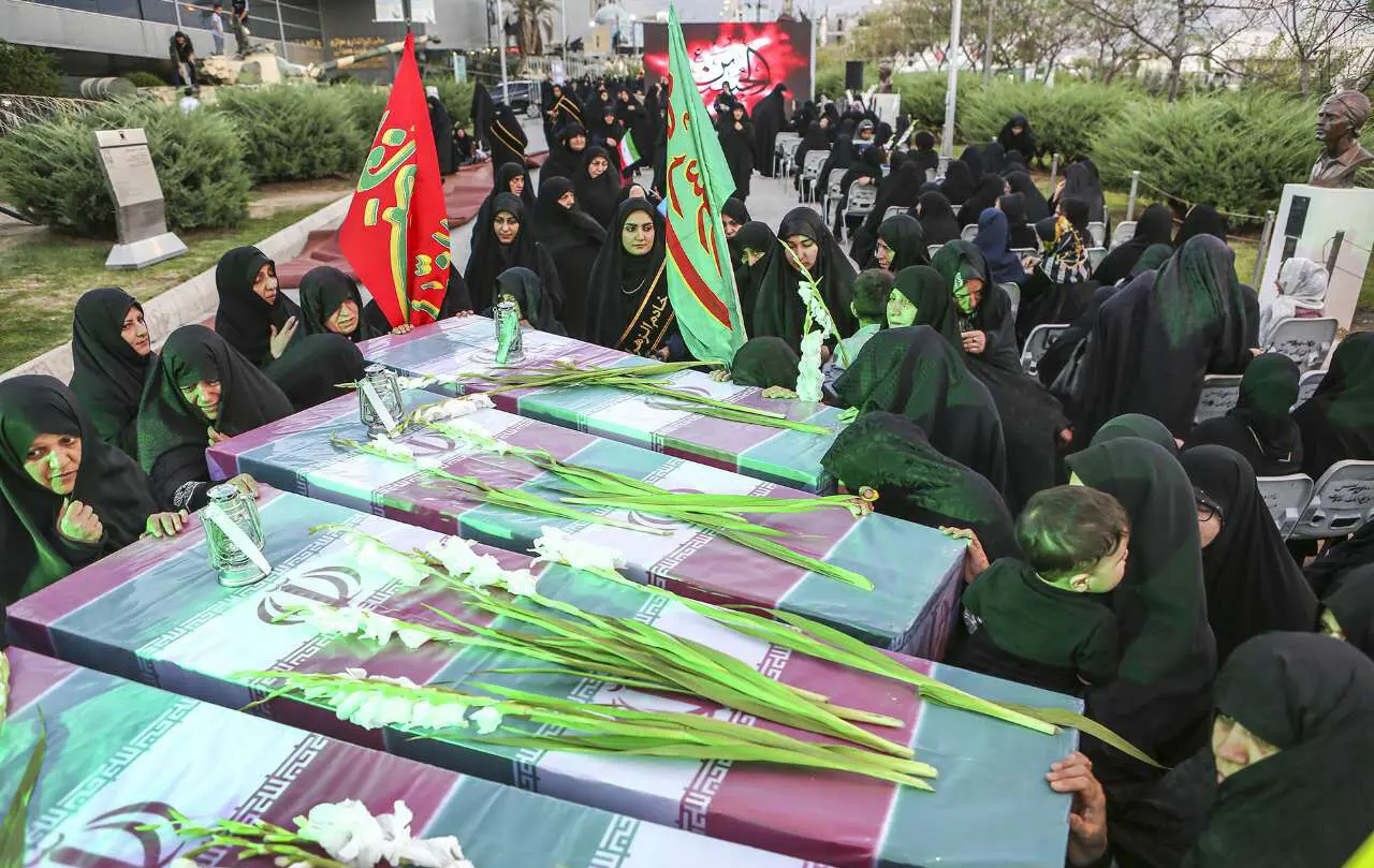(تصاویر) وداع با پیکر ۱۳۵ شهید گمنام دفاع مقدس