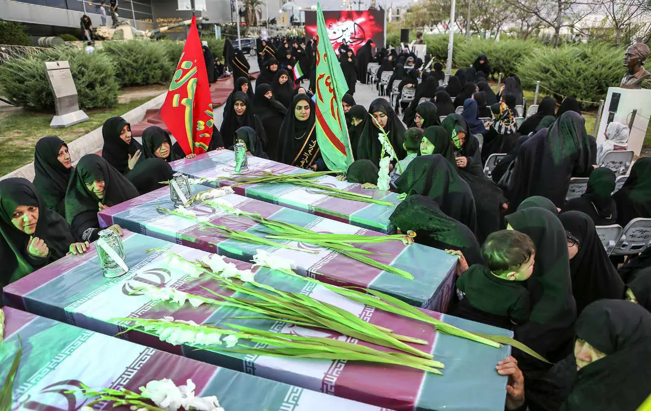 (تصاویر) وداع با پیکر ۱۳۵ شهید گمنام دفاع مقدس