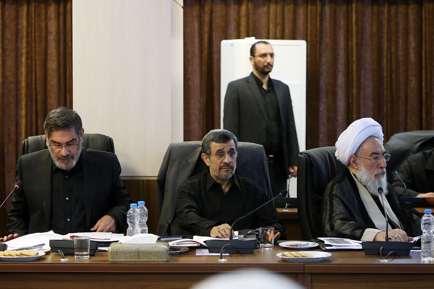 (تصاویر) دردسرهای حضور احمدی‌نژاد در جلسات مجمع
