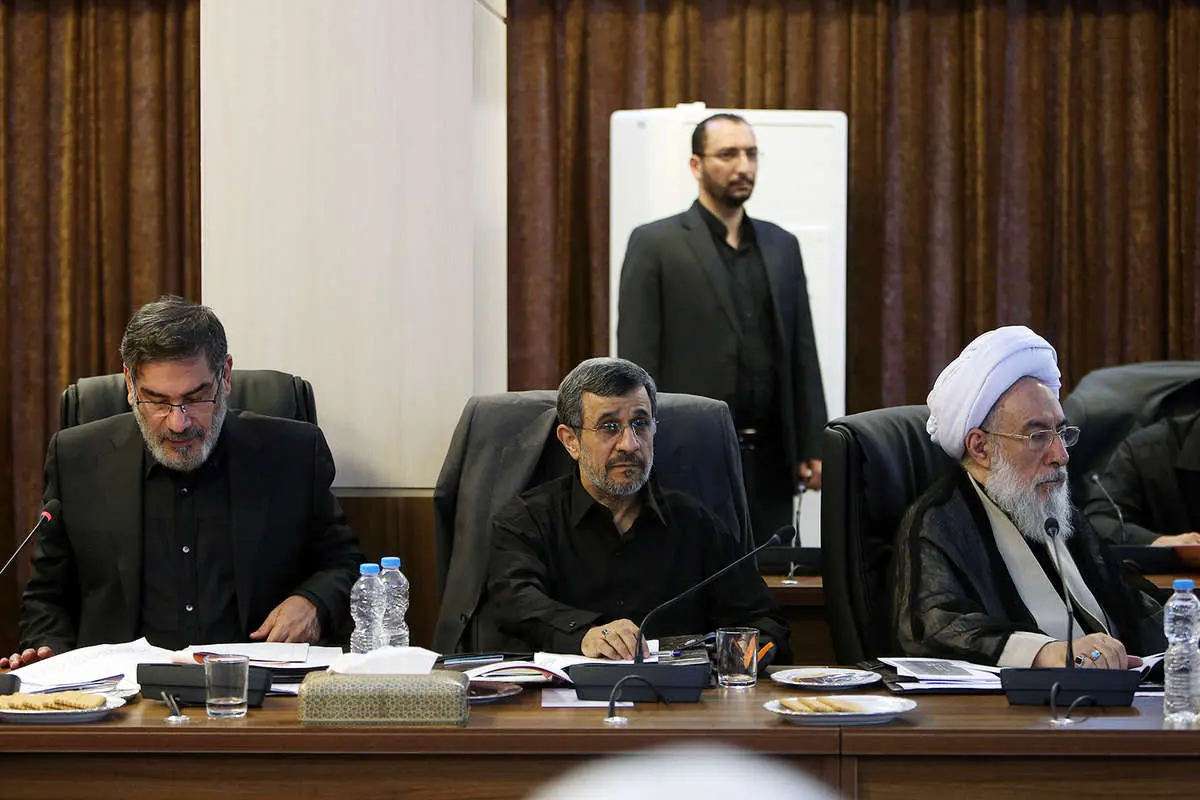(تصاویر) دردسرهای حضور احمدی‌نژاد در جلسات مجمع