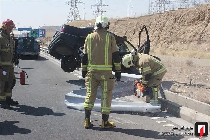 (تصاویر) برخورد پژو پارس با گاردیل بزرگراه