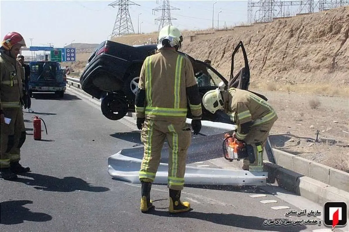 (تصاویر) برخورد پژو پارس با گاردیل بزرگراه