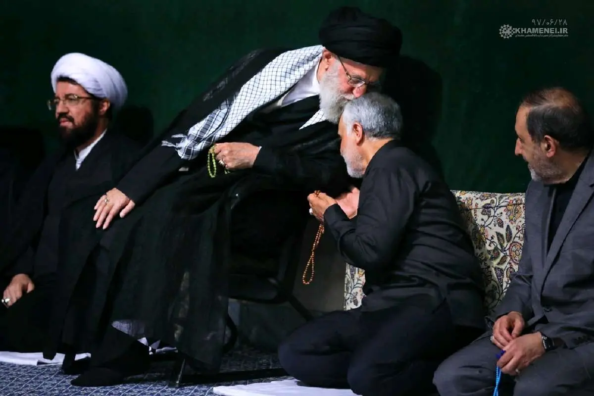 (تصویر) بوسه مقام معظم رهبری بر سر سردار سلیمانی