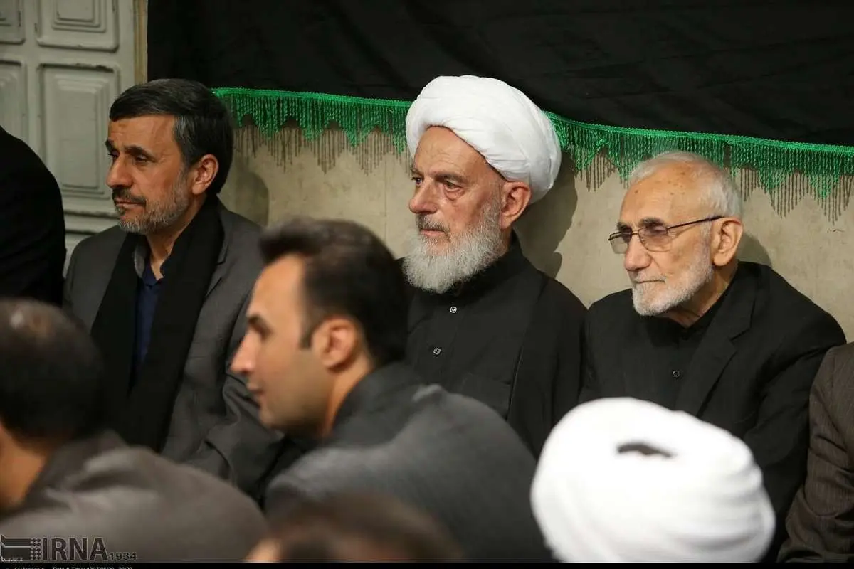 (تصویر) احمدی نژاد در مراسم شام غریبان بیت رهبر انقلاب