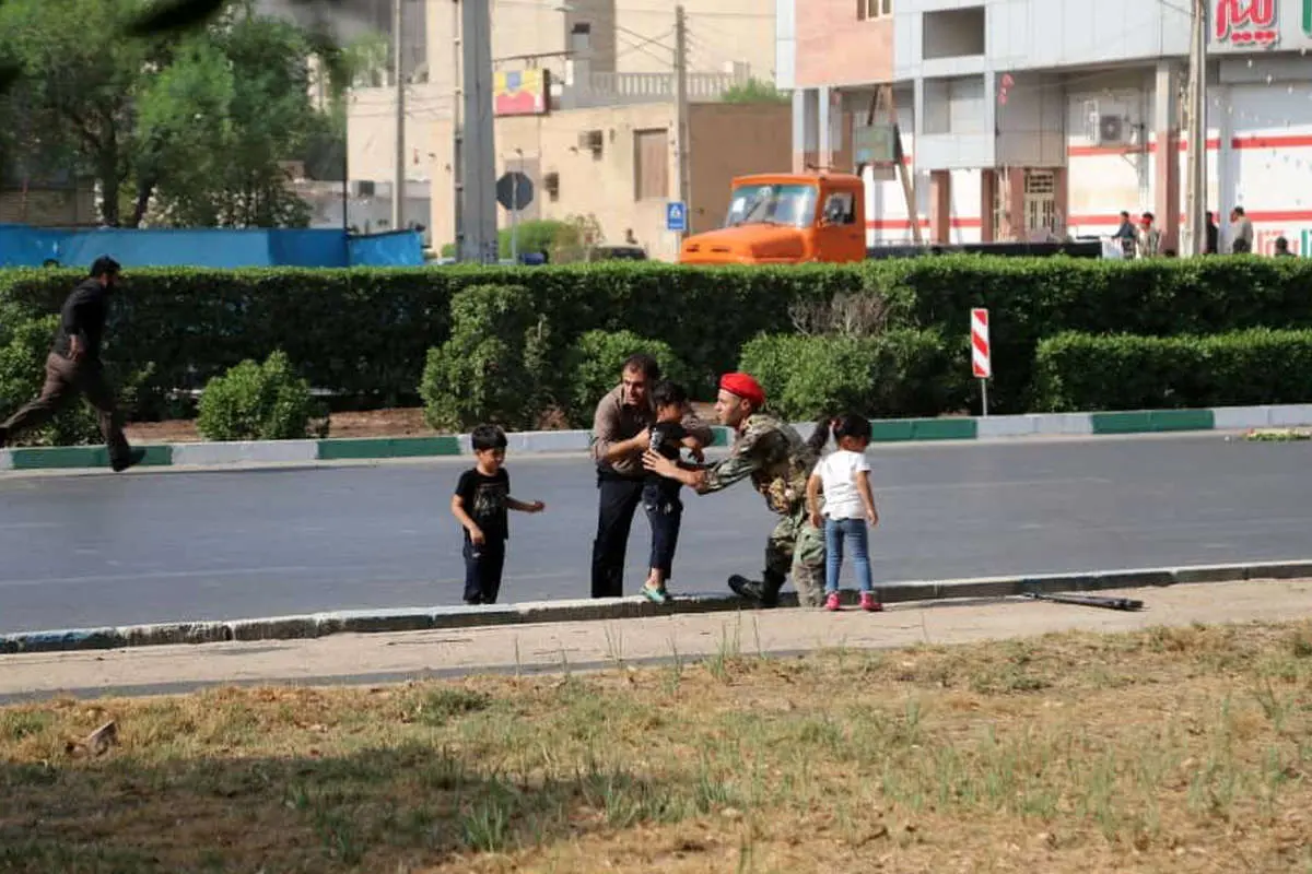 (تصاویر) عملیات نجات زنان و کودکان در حمله تروریستی اهواز