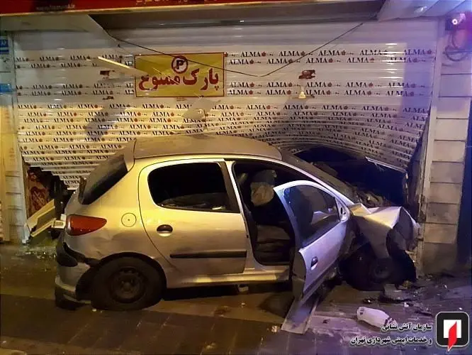 (تصاویر) ورود پژو ۲۰۶ به یک مغازه بعد از تصادف با پراید!