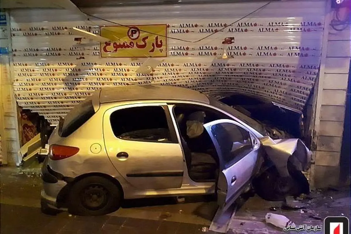 (تصاویر) ورود پژو ۲۰۶ به یک مغازه بعد از تصادف با پراید!