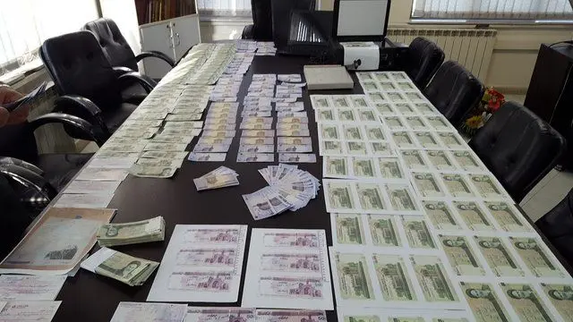 (تصاویر) بلیت‌فروش مترو باند جعل اسکناس را منهدم کرد