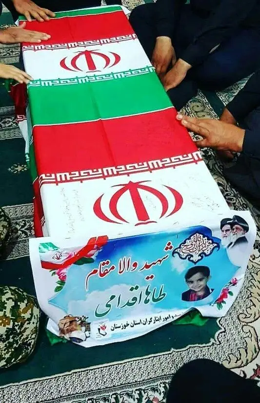 (تصویر) تابوت شهید ۴ ساله حادثه تروریستی اهواز