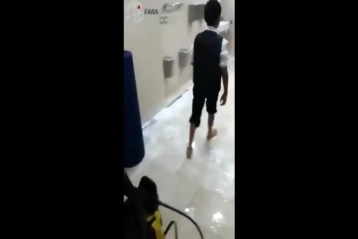 (ویدیو) ستاره مسلمان لیورپول در حال شستن سرویس بهداشتی یک مسجد