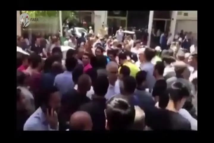 (ویدیو) ازدحام برای خرید دلار ۱۳۰۰۰ تومانی در تهران