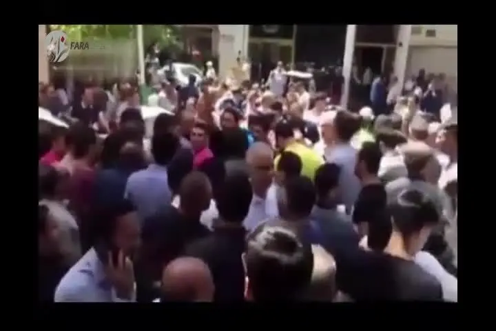 (ویدیو) ازدحام برای خرید دلار ۱۳۰۰۰ تومانی در تهران