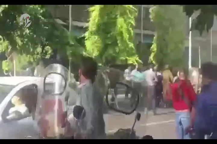 (ویدئو) یک مرد خودش را جلوی شهرداری تهران به آتش کشید